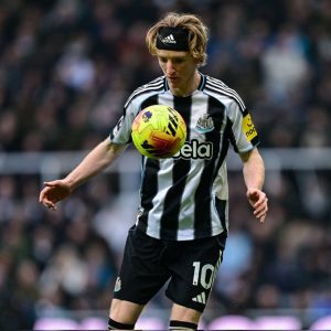 نيوكاسل يفتح ملف التحكيم ويطالب بتفسير تجاهل ركلة جزاء جوردون أمام تشيلسي